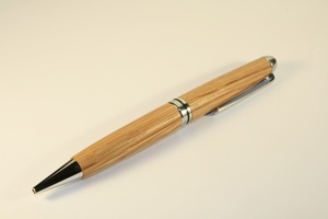 Classic pen in oak with chrome finish