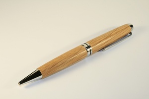 Classic pen in oak with chrome finish